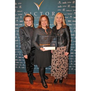 Drei Frauen vom Saubermacher-Team mit Victor Award für das Circular WM Konzept bei der Preisverleihung in Salzburg ausgezeichnet © 2025 Uwe Brandl Sport Business Magazin
