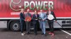 Vertreter vor einem E-POWER-Lkw von Saubermacher mit Symbolen für Elektromobilität und 100 Prozent elektrischen Betrieb. © Saubermacher/eap.at