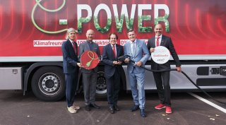 Im Bild v.l.n.r.: Stephan Roth, Mitglied des Aufsichtsrates Saubermacher; Toni Faber, Dompfarrer; Hans Roth, Saubermacher Gründer; Peter Hanke, Mobilitätsminister; Berthold Kren, Segmentleiter Österreich Saubermacher Vertreter vor einem E-POWER-Lkw von Saubermacher mit Symbolen für Elektromobilität und 100 Prozent elektrischen Betrieb. © Saubermacher/eap.at