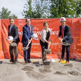 Beim Spatenstich zur Lärmschutzwand in der Puchstraße (v. l. n. r.): Bürgermeister Siegfried Nagl, Saubermacher-Gründer Hans Roth, Umweltstadträtin Judith Schwentner, Saubermacher-Vorstand Ralf Mittermayr. Fotorechte: Saubermacher
