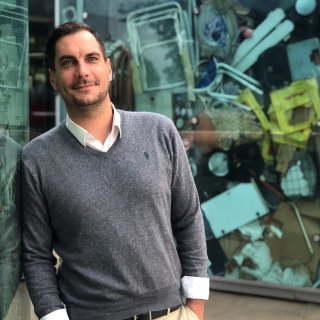 Alex machte eine Lehre zum Bürokaufmann im Personalmanagement und ist jetzt als Sales Manager tätig.