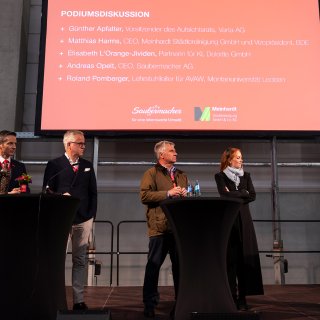 Beitragsbild_Podiumsdiskussion in GiGu © Saubermacher_Nitzke Podiumsdiskussion bei der Eröffnung der Batterierecyclinganlage von Saubermacher und Meinhardt in Ginsheim-Gustavsburg. Vertreter:innen aus Industrie, Wissenschaft und Wirtschaft sprechen über Kreislaufwirtschaft, Rohstoffsicherung, Recyclingquoten und den Ausbau europäischer Batterierecyclingkapazitäten. © Saubermacher_Nitzke