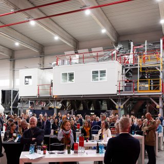 Große Besuchergruppe bei der Eröffnung einer Batterierecycling-Anlage in einer Industriehalle mit moderner Technik und Produktionsanlagen © 2026, Saubermacher_Nitzke