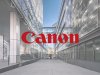 Blick auf den Hauptsitz von Canon Austria mit moderner Glasfassade und prominentem Canon-Logo (c)2024, Canon