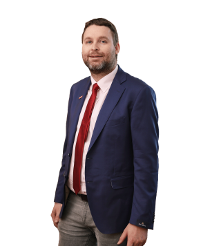 Gernot Weinberger, Vertriebsmitarbeiter bei Saubermacher, trägt Sakko und Krawatte vor rotem Hintergrund. Er steht sinnbildlich für sichere Entsorgungslösungen und höchste Standards bei Datenschutz und Rückverfolgbarkeit, wie sie etwa bei der Partnerschaft mit Canon zum Einsatz kommen. (c) 2025, Saubermacher