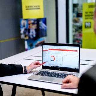 Zwei Personen betrachten das Saubermacher Kundenportal auf einem Laptop; sichtbar sind Abfallkennzahlen und digitale Auswertungen – Symbol für moderne Ressourcensteuerung. (c) 2025, Saubermacher, Antal