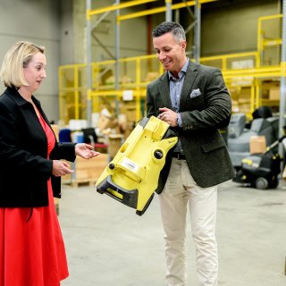Zwei Projektverantwortliche begutachten ein Kärcher-Gerät in einer Lagerhalle – Symbolbild für zentrale, sichere und effiziente Rückführungsprozesse bei Kärcher Österreich. (c) 2025, Saubermacher, Antal