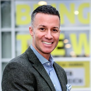 Portrait von Michael Rochel, Geschäftsführer Kärcher Österreich, vor dem Kärcher Center – steht für Vertrauen und strukturierte Kreislaufwirtschaft. (c) 2025, Saubermacher, Antal