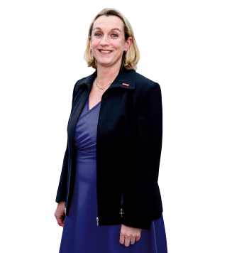 Portrait von Claudia Supan, Solution Manager bei Saubermacher, vor rotem Hintergrund. © 2025, Saubermacher/Antal, bearbeitet