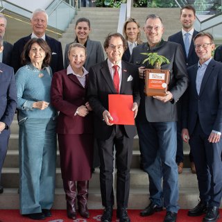 Gruppenfoto von Vertreter:innen von Saubermacher, REMONDIS und der Roth-Privatstiftung bei der finalisierten strategischen Partnerschaft. Die Kooperation stärkt Kreislaufwirtschaft, Recycling, Versorgungssicherheit und internationale Weiterentwicklung. © Saubermacher_Majland