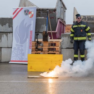 Bei einem Live-Experiment des Österreichischen Bundesfeuerwehrverbandes wird auf dem Gelände der Saubermacher Dienstleistungs AG in Wien-Inzersdorf demonstriert, wie ein falsch entsorgter Lithium-Akku durch thermisches Durchgehen Feuer und starke Rauchentwicklung verursacht. Die Aktion fand anlässlich des „Tages der Batterie“ statt und macht auf die steigende Zahl von Bränden in Entsorgungsbetrieben aufmerksam. ©2026_EAK