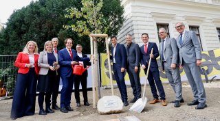 Baumwidmung für Umweltpionier Hans Roth an der Uni Graz – ©2026 Saubermacher Vertreter aus Wissenschaft, Wirtschaft und Politik stehen bei der neu gewidmeten Ulme vor der Universitätsbibliothek Graz, die anlässlich des 80. Geburtstags von Saubermacher-Gründer Hans Roth gepflanzt wurde – ©2026 Saubermacher