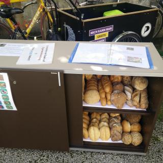 Kästen, in denen die geretteten Lebensmittel gesammelt werden.