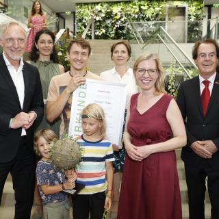 Im Bild v. l. n. r.: Günter Riegler/Finanzstadtrat Graz, Sandra Krautwaschl/Landtagsabgeordnete Land Steiermark, Severin Pock/Held des Klimaschutzes, Judith Schwentner/Umweltstadträtin Graz, Leonore Gewessler/Klimaschutzministerin, Hans Roth/Saubermacher mit den Kindern von Liam und Noah von Severin Pock; Fotorechte: Saubermacher