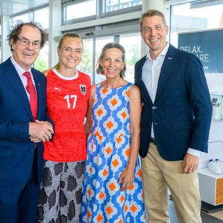 Foto (v.l.n.r.): Hans Roth, Saubermacher Gründer; Sarah Puntigam, ÖFB-Star und Saubermacher Umweltbotschafterin; Ingrid Gady; Philipp Gady, Eigentümer und Geschäftsführer Fotorechte: pixelmaker.at