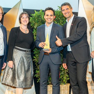 Gewinner TRIGOS Stmk Kategorie Klimaschutz Saubermacher AG (c)Fotofischer Pressefoto (v.l.n.r.): Christian Taucher, Leiter Servicestelle Kommunikation & Fundraising Caritas Steiermark; Astrid Arnberger, Leiterin Forschung & Entwicklung Saubermacher; Jonas Neumair, Product Owner Smart Collection Plattform Saubermacher; Ralf Mittermayr, CEO Saubermacher; Nina Zechner, Stv. Geschäftsführerin Industriellenvereinigung Steiermark. Fotorechte: ©Fotofischer