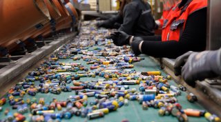 Sortierung von Haushaltsbatterien am Förderband (c) 2026, Saubermacher, Erwin Scheriau Mitarbeitende sortieren auf einem Förderband händisch Haushaltsbatterien nach Chemie und Bauform, um Rohstoffe wie Eisen, Zink oder Nickel zurückzugewinnen (c) 2026, Saubermacher, Erwin Scheriau