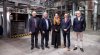 Fünf Expert:innen aus Industrie, Wissenschaft und Kreislaufwirtschaft stehen in der neuen Batterierecyclinganlage von Saubermacher und Meinhardt in Ginsheim-Gustavsburg. Im Rahmen einer Podiumsdiskussion diskutierten sie über Batterierecycling, Rohstoffsicherung, Kreislaufwirtschaft und den Ausbau europäischer Recyclingkapazitäten.© Saubermacher_Nitzke
