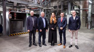 Im Bild v.l.n.r.: Roland Pomberger, Montanuniversität Leoben; Günther Apfalter, Aufsichtsratsvorsitzender VARTA AG; Elisabeth L'Orange-Jividen, Deloitte GmbH; Andreas Opelt, CEO Saubermacher; Matthias Harms, Kommissarischer Präsident BDE © Saubermacher_Nitzke Fünf Expert:innen aus Industrie, Wissenschaft und Kreislaufwirtschaft stehen in der neuen Batterierecyclinganlage von Saubermacher und Meinhardt in Ginsheim-Gustavsburg. Im Rahmen einer Podiumsdiskussion diskutierten sie über Batterierecycling, Rohstoffsicherung, Kreislaufwirtschaft und den Ausbau europäischer Recyclingkapazitäten.© Saubermacher_Nitzke