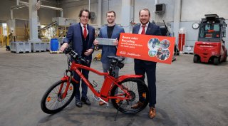 Saubermacher und Liofit präsentieren Initiative für E-Bike-Akku-Reuse © 2026 Saubermacher/Scheriau Hans Roth (Saubermacher), Rico Günther (Liofit) und Thomas Haid (Saubermacher) präsentieren in einer Industriehalle die Initiative „Reuse oder Recycling“ zur Reparatur und Wiederverwendung von E-Bike-Akkus. © 2026 Saubermacher/Scheriau