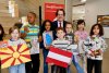 Schüler:innen zeigen Flaggen von Nordmazedonien und Österreich sowie selbst gestaltete Zeichnungen beim Bildungsaustausch mit Nordmazedonien © 2026, Saubermacher_Jauschowetz