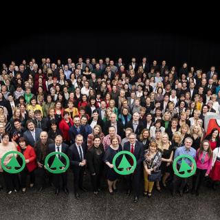 Christoph Holzer mit Spar-Team Das Team von Spar wird von oben fotografiert und blickt in die Kamera.