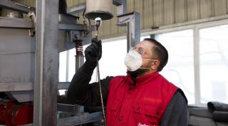 Lüftungsrohrreinigung Mitarbeiter reinigt Lüftungsrohre