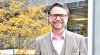 Saubermacher-Experte Moritz Pichler über die Optimierung der betrieblichen Abfallwirtschaft | Copyright Saubermacher Saubermacher-Experte Moritz Pichler steht lächelnd im grauen Anzug vor einem Firmengebäude. Im Interview erklärt er, wie Unternehmen durch professionelles Abfallmanagement, optimierte Abfalltrennung und effiziente Entsorgungsprozesse Kosten senken und die Kreislaufwirtschaft stärken können. Copyright Saubermacher
