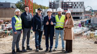 Digitale Baustellenentsorgung bei den Marienhöfen in Berlin: Gemeinsam setzen Wastebox, GOLDBECK, Saubermacher und der lokale Entsorgungspartner Torsten Lackert auf transparente Materialströme und eine effiziente Entsorgungsabwicklung. Im Bild von links nach rechts: Manuel Borchard (ESG Manager Wastebox Deutschland GmbH), Erik Maul (Geschäftsführer Wastebox Deutschland GmbH), Torsten Lackert (Geschäftsführer Container-Transport-Service Torsten Lackert GmbH), Hans Roth (Gründer Saubermacher AG), Stephan Lißner (Leiter Projektmanagement GOLDBECK) und Bernadette Triebl-Wurzenberger (Executive Vice President PS Plattformen und Systeme, part of Saubermacher). © Frank Sperling Vertreter von Wastebox, Saubermacher, GOLDBECK und dem Entsorgungspartner Torsten Lackert auf der Baustelle Marienhöfe in Berlin, wo Wastebox die Baustellenentsorgung digital steuert. © Frank Sperling