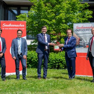 Ralf Mittermayr, CEO Saubermacher; Matej Ribic, Material Manager Henkel Maribor; Christof Vollstedt, Geschäftsführer Henkel Maribor; Hans Roth, Saubermacher-Gründer; Matej Blazic, Geschäftsführer Saubermacher Outsourcing d.o.o; Fotocredit: Saubermacher