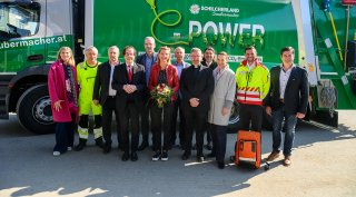 In Anwesenheit zahlreicher Ehrengäste – wie BH Doris Bund, den Bürgermeistern Josef Wallner, Bernd Hermann und Andreas Stangl sowie Pfarrer István Holló – wurde der neue leistungsstarke E-Lkw in Dienst gestellt ©2026 pixelmaker In Anwesenheit zahlreicher Ehrengäste – wie BH Doris Bund, den Bürgermeistern Josef Wallner, Bernd Hermann und Andreas Stangl sowie Pfarrer István Holló – wurde der neue leistungsstarke E-Lkw in Dienst gestellt ©2026 pixelmaker