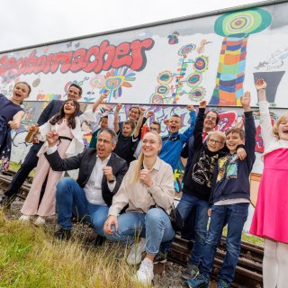 Die Kinder der Volksschule Jägergrund/Klasse 3b freuen sich über die lebensgroße Umsetzung ihres Graffiti-Kunstwerks: Andreas Opelt/Vorstand Saubermacher, Alexandra Würz-Stalder/Gemeinderätin, Hans Roth/Saubermacher-Gründer, Kurt Hohensinner/Stadtrat, Sarah Puntigam/Fußball-Nationalspielerin., Foto (v.l.n.r.). Fotorechte: Saubermacher.