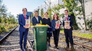 (v.l.n.r.): Das Green Village für Kleintiere und Insekten ist bezugsfertig. Saubermacher Gründer Hans Roth, Bildungsstadtrat Kurt Hohensinner, Vizebürgermeisterin Judith Schwentner, Bürgermeisterin Elke Kahr, Saubermacher COO Andreas Opelt vor der Lärmschutzwand in Graz, Fotorechte: Saubermacher Saubermacher weiht Lärmschutzwand in Graz, Puchstraße ein