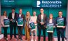 Gruppenfoto beim Circularity Champion Award 2026 in Düsseldorf: Andreas Opelt (rechts) mit der Finalistenurkunde für Saubermachers Batterierecyclingprojekt. ©Jonas Ratermann