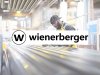 Teaserbild der Case Study zum Abfallmanagement bei Wienerberger mit Mitarbeitendem in einer Produktionshalle und Wienerberger-Logo im Vordergrund. | Fotocredit: © wienerberger AG