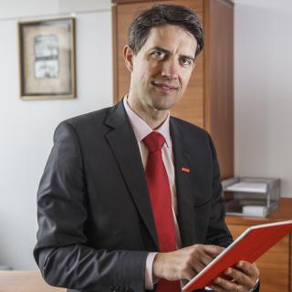 Saubermacher-Vorstandsvorsitzender Ralf Mittermayr Vorstand Ralf Mittermayr mit Tablet in der Hand