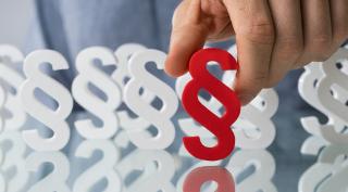 Rechtliche Neuerungen Hand mit Paragraph