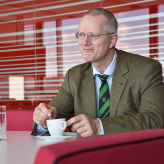 Univ.-Prof. Dr. Roland Pomberger sitzt beim Interview in den Räumlichkeiten von Saubermacher.