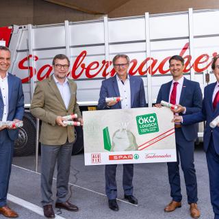 v. l. n. r. Matthias Thalhammer (Key Account Manager, Alufix), Clemens Moritzer (Geschäftsführer von Alufix), Mag. Christoph Holzer, (Geschäftsführer SPAR Steiermark und Südburgenland), Ralf Mittermayr (Vorstandsvorsitzender, CEO) und Hans Roth (Sauermacher-Gründer) präsentieren den Öko-Restmüllsack. © SPAR Honorarfrei@Foto Krug