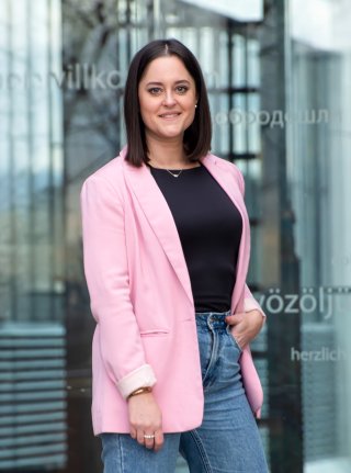 Sandra Klünsner, Head of Group Marketing & Communications Portrait of Sandra Klünsner, Head of Group Marketing & Communications at Saubermacher, in front of a glass facade – ©Saubermacher