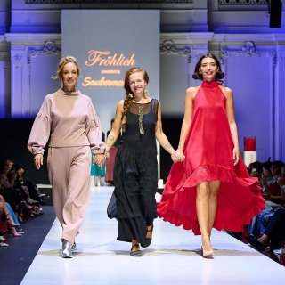 Saubermacher auf der VIENNA FASHION WEEK.26 mit FRÖHLICH und Lilian Klebow – © Saubermacher/Sabine Klimpt Schauspielerin und Aktivistin Lilian Klebow, Designerin Gabriele Rigby und ein Model in einer Kreation ihres Labels FRÖHLICH auf dem Laufsteg bei Saubermacher auf der VIENNA FASHION WEEK.26 – © Saubermacher/Sabine Klimpt