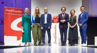Talk zu textilen Kreisläufen bei Saubermacher auf der VIENNA FASHION WEEK.26, v.l.n.r.: Lilian Klebow, Schauspielerin und Aktivistin; Nunu Kaller, THINK kallerful; Tércio Pinto, Refibertech; Hans Roth, Gründer Saubermacher; Gabriele Rigby, Modelabel FRÖHLICH; Andreas Opelt, CEO Saubermacher – © Saubermacher/Sabine Klimpt Lilian Klebow, Nunu Kaller, Tércio Pinto, Hans Roth, Gabriele Rigby und Andreas Opelt beim Talk über textile Kreisläufe und Recycling im Rahmen von Saubermacher auf der VIENNA FASHION WEEK.26 – © Saubermacher/Sabine Klimpt