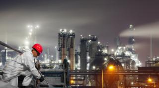 Spezialreinigung Saubermacher Mitarbeiter reinigt eine Industrieanlage