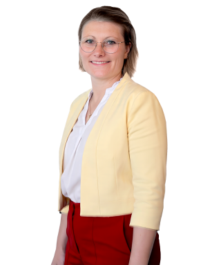 Porträt von Ulrike Pichler-Knaus in gelbem Blazer und weißer Bluse vor hellem Hintergrund. © 2026, Saubermacher_bearbeitet