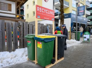 Eine Recyclingstation in Saalbach mit vier nebeneinanderstehenden Mülltonnen für Glas, Metall, Kunststoff und Restmüll. Die Müllsammelinseln bestehen aus langlebigem Vollholz und wurden in Zusammenarbeit mit der sozialen Einrichtung „Jugend am Werk“ gebaut. Fotorechte: Saubermacher