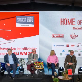 Eine Podiumsdiskussion mit mehreren Experten findet vor einer großen LED-Wand statt, die das Logo der FIS Alpine Ski WM 2025 und das „Circular WM Konzept“ zeigt. Die Diskutierenden sprechen über Nachhaltigkeit und Kreislaufwirtschaft bei Großveranstaltungen.